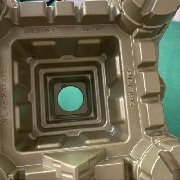 Castle Cake Pan Nordic Ware Sandcastle 10 Cup Cast Aluminum USA Bundt baker - Picture 4 of 10